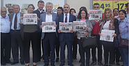 Arsuz’da CHP’liler Cumhuriyet gazetesi dağıttı